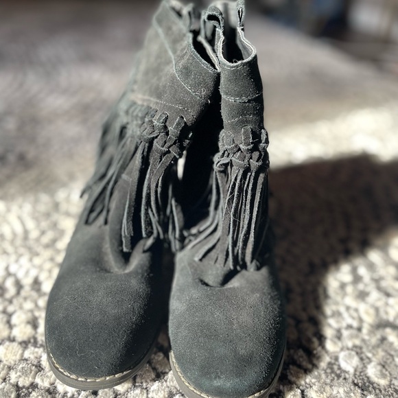 Very gently used suede fringe tassel booties - Picture 4 of 6